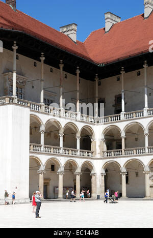 Cour intérieure du château royal sur la colline de Wawel de Cracovie en Pologne. Banque D'Images