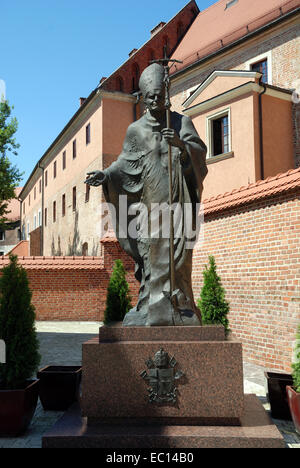 Monument de la Pape polonais Jean-Paul II sur de Wawel à Cracovie en Pologne. Banque D'Images