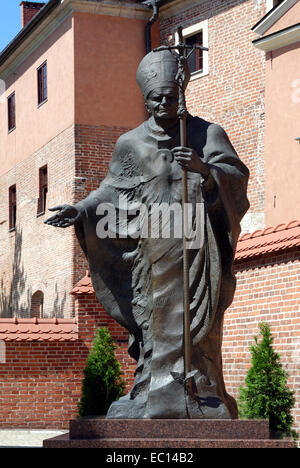 Monument de la Pape polonais Jean-Paul II sur de Wawel à Cracovie en Pologne. Banque D'Images