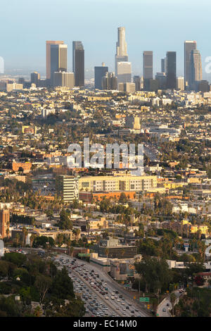 Los Angeles city centre-ville à travers Hollywood. Autoroute 101 avec l'encombrement de la circulation. Vue depuis Mulholland Drive. Banque D'Images