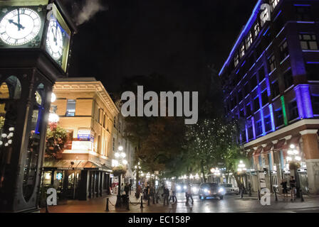 Gastown rue le soir à Vancouver avec l'horloge à vapeur à l'avant Banque D'Images