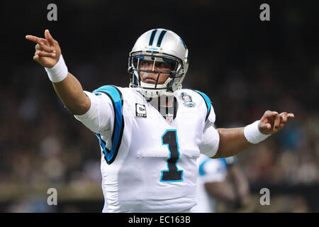 La Nouvelle-Orléans, Louisiane, Etats-Unis. 7 Décembre, 2014. 7 décembre 2014 - La Nouvelle Orléans, Louisiane, USA - Carolina Panthers' quarterback CAM NEWTON point à la endzone tout en jouant contre les New Orleans Saints à la Mercedes-Benz Superdome à La Nouvelle-Orléans, Louisiane. Crédit : Dan Anderson/ZUMA/Alamy Fil Live News Banque D'Images