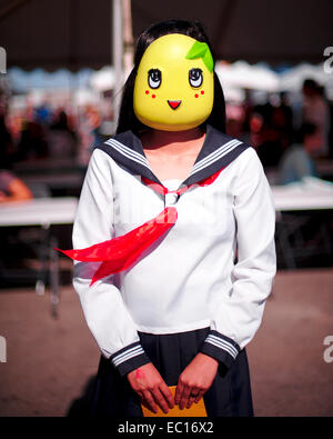 Une jeune fille portant un masque d'Funassyi au Las Vegas Akimatsuri festival, le 25 octobre 2014. Banque D'Images