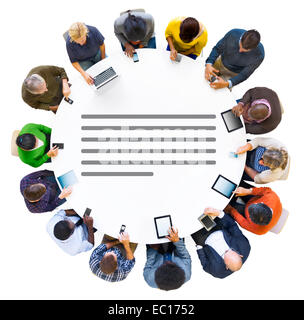 Diverses personnes à l'aide d'appareils numériques avec symbole Composition Banque D'Images