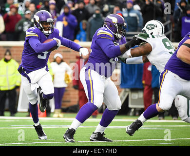 Minneapolis, MN, USA. 7 Décembre, 2014. Minnesota Vikings quarterback Teddy Bridgewater (5) va à l'encontre de l'dans la seconde moitié au TCF Bank Stadium à Minneapolis, MN.Craig Lassig/CSM/Alamy Live News Banque D'Images