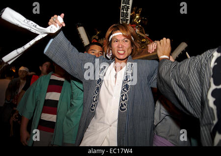 Les participants du festival portent les Omikoshi (portable) à l'Akimatsuri de Las Vegas, le 25 octobre 2014. 2014 a été la première oui Banque D'Images