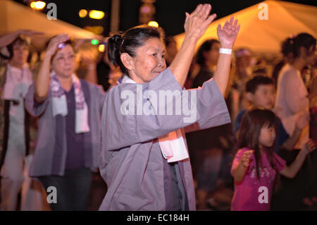 Les participants au cours de la danse du Festival Bon Odori dance à l'Akimatsuri de Las Vegas, le 25 octobre 2014. Les danseurs dansent autour de la Banque D'Images