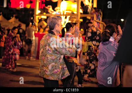 Les participants au cours de la danse du Festival Bon Odori dance à l'Akimatsuri de Las Vegas, le 25 octobre 2014. Les danseurs dansent autour de la Banque D'Images