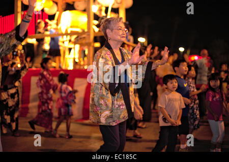 Les participants au cours de la danse du Festival Bon Odori dance à l'Akimatsuri de Las Vegas, le 25 octobre 2014. Les danseurs dansent autour de la Banque D'Images