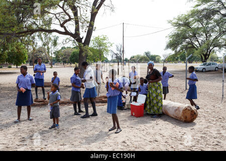 La Namibie, Kavango, 15 octobre : Heureux les enfants de l'école de Namibie en attente d'une leçon. Kavango est la région ayant la plus forte pover Banque D'Images