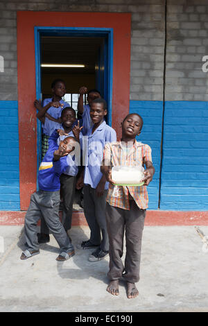 La Namibie, Kavango, 15 octobre : Heureux les enfants de l'école de Namibie en attente d'une leçon. Kavango est la région ayant la plus forte pover Banque D'Images