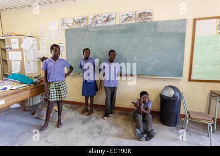 La Namibie, Kavango, 15 octobre : Heureux les enfants de l'école de Namibie en attente d'une leçon. Kavango est la région ayant la plus forte pover Banque D'Images