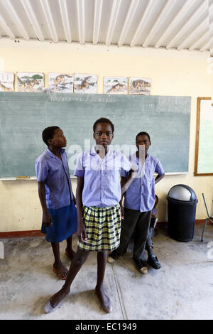 La Namibie, Kavango, 15 octobre : Heureux les enfants de l'école de Namibie en attente d'une leçon. Kavango est la région ayant la plus forte pover Banque D'Images