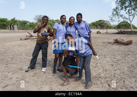 La Namibie, Kavango, 15 octobre : Heureux les enfants de l'école de Namibie en attente d'une leçon. Kavango est la région ayant la plus forte pover Banque D'Images