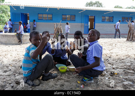 La Namibie, Kavango, 15 octobre : Heureux les enfants de l'école de Namibie en attente d'une leçon. Kavango est la région ayant la plus forte pover Banque D'Images