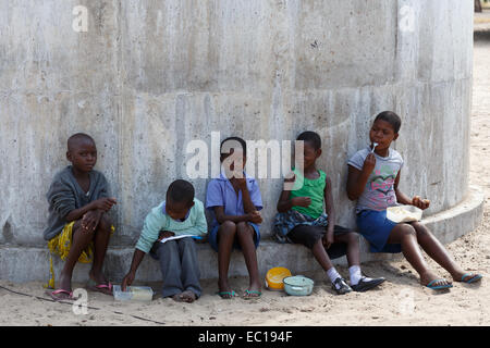 La Namibie, Kavango, 15 octobre : Heureux les enfants de l'école de Namibie en attente d'une leçon. Kavango est la région ayant la plus forte pover Banque D'Images