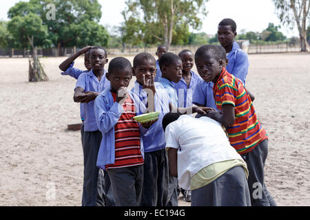 La Namibie, Kavango, 15 octobre : Heureux les enfants de l'école de Namibie en attente d'une leçon. Kavango est la région ayant la plus forte pover Banque D'Images