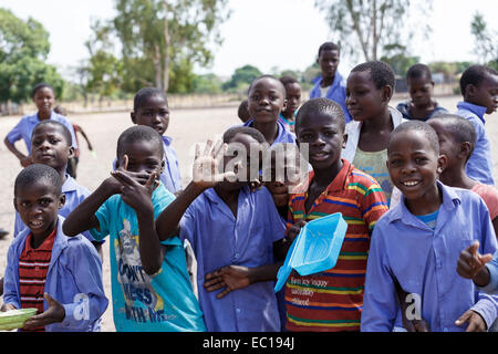 La Namibie, Kavango, 15 octobre : Heureux les enfants de l'école de Namibie en attente d'une leçon. Kavango est la région ayant la plus forte pover Banque D'Images