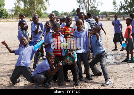 La Namibie, Kavango, 15 octobre : Heureux les enfants de l'école de Namibie en attente d'une leçon. Kavango est la région ayant la plus forte pover Banque D'Images