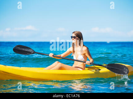 Femme kayak dans l'Océan Banque D'Images