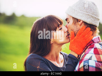 Happy Young Couple in Love Outdoors Banque D'Images