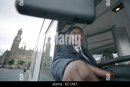 Bradford Premier Transport près de Town Hall England UK Banque D'Images