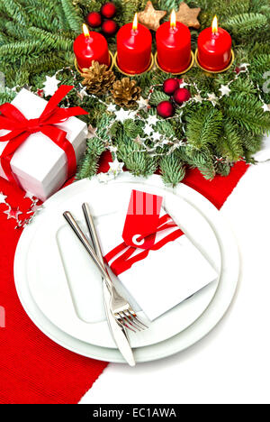 Décoration de table de Noël couvert en rouge et blanc. L'arbre de Noël de l'avent avec la direction générale de quatre bougies Banque D'Images