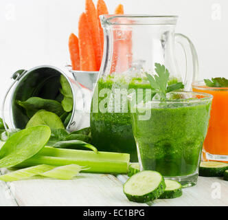 Smoothie vert sain dans un verre. Selective focus Banque D'Images