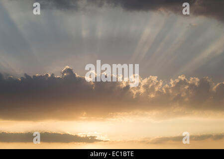 Rayons crépusculaires de lumière brillant à travers les nuages dans le ciel. Banque D'Images