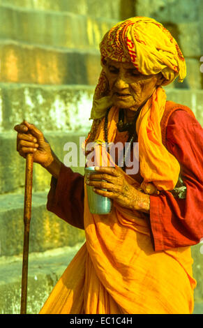 Portrait vieille femme en sari à Varanasi en Inde Banque D'Images