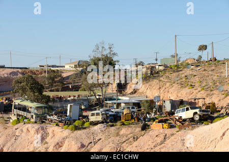 Épaves de véhicules et l'équipement minier, Coober Pedy, Australie du Sud Banque D'Images