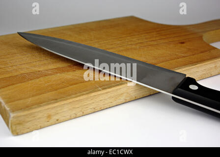 Planche à découper en bois et un couteau propre et prêt pour préparer vos repas. Banque D'Images