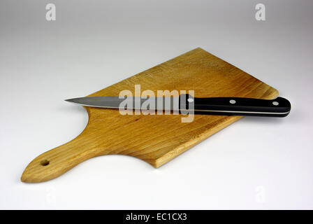 Planche à découper en bois et un couteau propre et prêt pour préparer vos repas. Banque D'Images