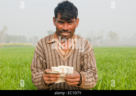 1 agriculteurs indiens travaillant en agriculture et de l'argent comptant Banque D'Images