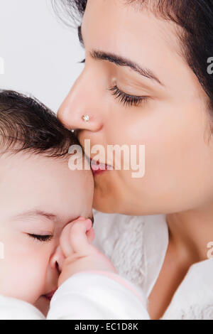 Mère indienne s'occuper de son bébé Banque D'Images