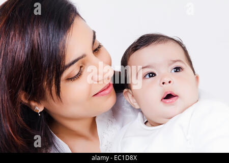 Mère indienne s'occuper de son bébé Banque D'Images