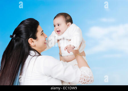 1 femme indienne avec bébé ludique Banque D'Images