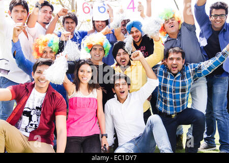 Groupe d'amis indiens foules Stadium cheer Banque D'Images