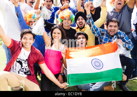 Groupe d'amis indiens foules Stadium cheer Banque D'Images