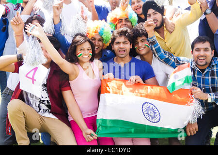 Groupe d'amis indiens foules Stadium cheer Banque D'Images