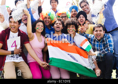 Groupe d'amis indiens foules Stadium cheer Banque D'Images