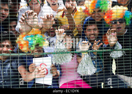 Groupe d'amis indiens foules Stadium cheer Banque D'Images