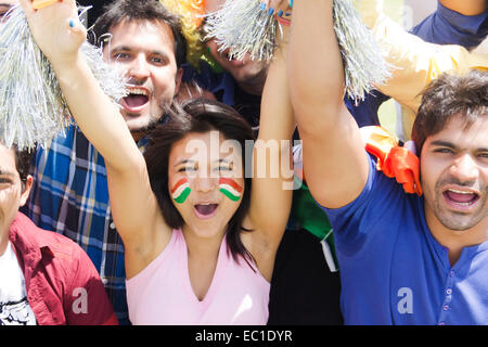 Groupe d'amis indiens foules Stadium cheer Banque D'Images