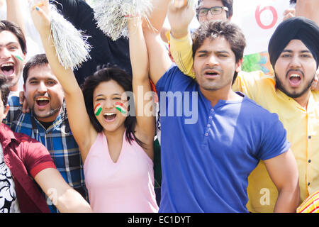 Groupe d'amis indiens foules Stadium cheer Banque D'Images