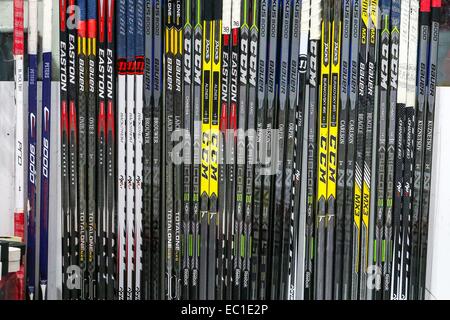 Raleigh, Caroline du Nord, USA. 9Th Jul 2014. Les Capitals de Washington des bâtons de hockey au cours de la LNH match entre les Capitals de Washington et les Hurricanes de la Caroline au PNC Arena. Les Capitals de Washington a défait les Hurricanes de la Caroline 2-1. © Andy Martin Jr./ZUMA/Alamy Fil Live News Banque D'Images