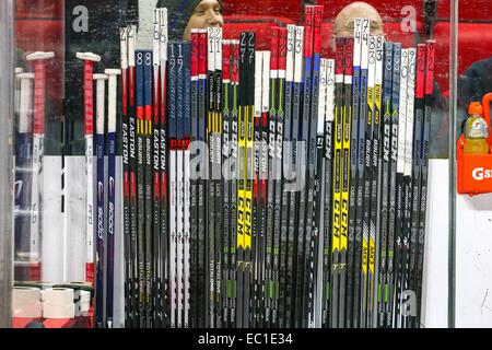 Raleigh, Caroline du Nord, USA. 9Th Jul 2014. Les Capitals de Washington des bâtons de hockey au cours de la LNH match entre les Capitals de Washington et les Hurricanes de la Caroline au PNC Arena. Les Capitals de Washington a défait les Hurricanes de la Caroline 2-1. © Andy Martin Jr./ZUMA/Alamy Fil Live News Banque D'Images