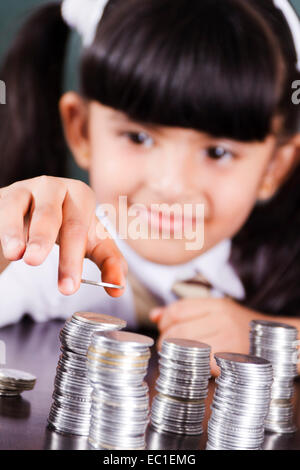 Bel enfant indien avec de l'argent aux étudiants Banque D'Images