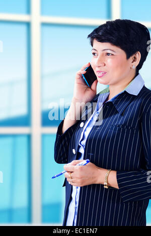 1 Indian Business Woman talking phone Banque D'Images