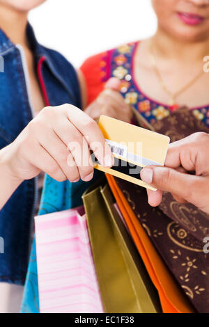 Mère et fille indienne shopping paiement carte de crédit Banque D'Images