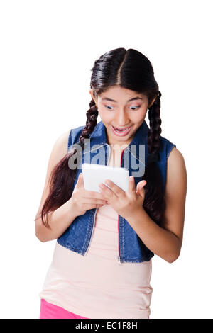 1 Indian Girl watching Tablet phone Banque D'Images